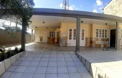 Imagem: A casa possui 3 Dormitórios, 2 Banheiros, 2 Vagas na garagem