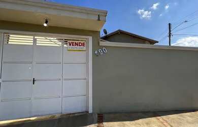 Imagem: A casa possui 4 Dormitórios, 3 Banheiros, 2 Vagas na garagem