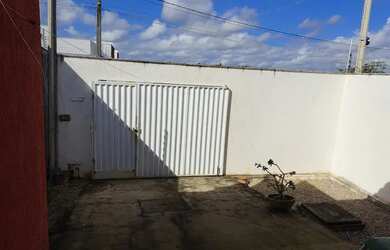 Imagem: A casa possui 2 Dormitórios, 1 Banheiro, 1 Vaga na garagem