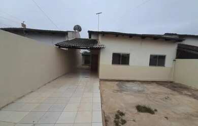 Imagem: A casa possui 3 Dormitórios, 1 Banheiro, 1 Vaga na garagem