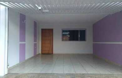 Imagem: A casa possui 3 Dormitórios, 2 Banheiros e está localizado