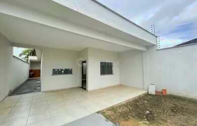 Imagem: A casa possui 3 Dormitórios, 2 Banheiros, 2 Vagas na garagem