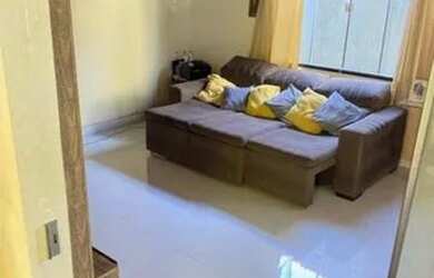 Imagem: A casa possui 3 Dormitórios, 1 Banheiro, 2 Vagas na garagem