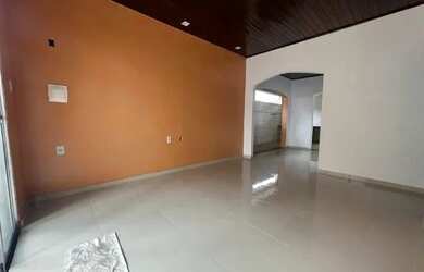 Imagem: A casa possui 3 Dormitórios, 2 Banheiros, 1 Vaga na garagem