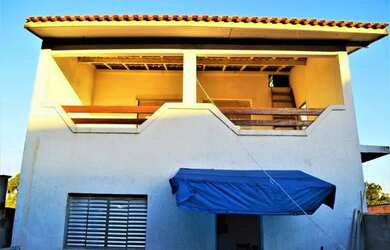 Imagem: A casa possui 4 Dormitórios, 3 Banheiros, 5 Vagas na garagem