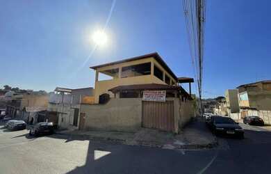 Imagem: A casa possui 5 Dormitórios, 3 Banheiros, 4 Vagas na garagem