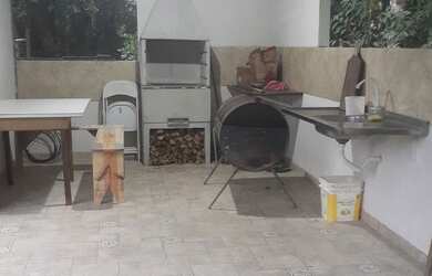 Imagem: A casa possui 2 Dormitórios, 2 Banheiros, 1 Vaga na garagem