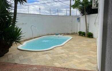 Imagem: A casa possui 2 Dormitórios, 4 Banheiros, 2 Vagas na garagem