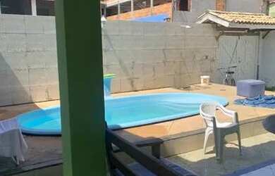 Imagem: A casa possui 3 Dormitórios, 2 Banheiros, 1 Vaga na garagem