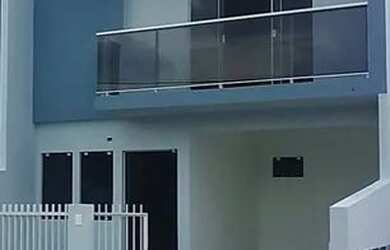 Imagem: A casa possui 3 Dormitórios, 3 Banheiros, 2 Vagas na garagem