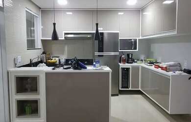 Imagem: A casa possui 3 Dormitórios, 3 Banheiros, 3 Vagas na garagem