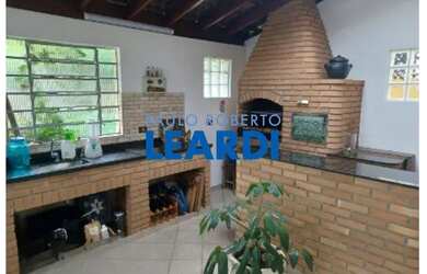 Imagem: A casa possui 5 Dormitórios, 3 Banheiros, 4 Vagas na garagem