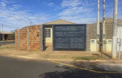 Imagem: A casa possui 2 Dormitórios, 1 Banheiro, 1 Vaga na garagem