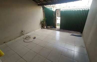 Imagem: A casa possui 3 Dormitórios, 1 Banheiro, 1 Vaga na garagem