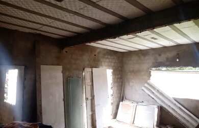 Imagem: A casa possui 4 Dormitórios, 2 Banheiros, 5 Vagas na garagem