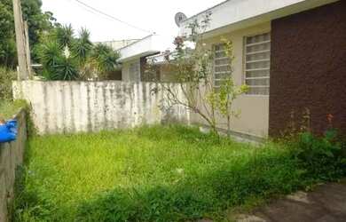 Imagem: A casa possui 2 Dormitórios, 1 Banheiro, 2 Vagas na garagem