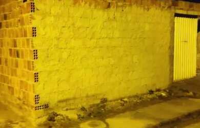 Imagem: A casa possui 2 Dormitórios, 1 Banheiro, 2 Vagas na garagem