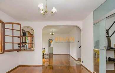 Imagem: A casa possui 3 Dormitórios, 3 Banheiros, 4 Vagas na garagem