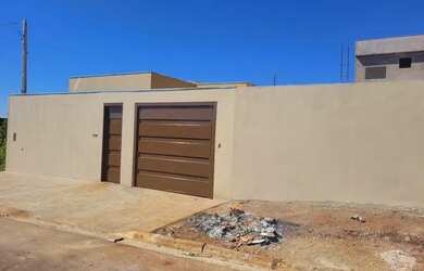 Imagem: A casa possui 2 Dormitórios, 2 Banheiros, 4 Vagas na garagem