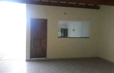 Imagem: A casa possui 3 Dormitórios, 1 Banheiro, 2 Vagas na garagem