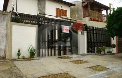 Imagem: A casa possui 4 Dormitórios, 3 Banheiros, 2 Vagas na garagem