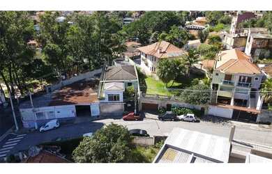 Imagem: A casa possui 2 Dormitórios, 2 Banheiros, 2 Vagas na garagem