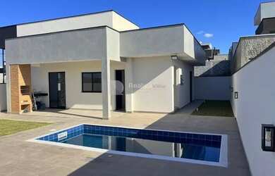 Imagem: A casa em condomínio possui 3 Dormitórios, 1 Banheiro, 2 Vagas