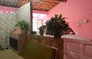 Imagem: A casa possui 3 Dormitórios, 1 Banheiro, 1 Vaga na garagem