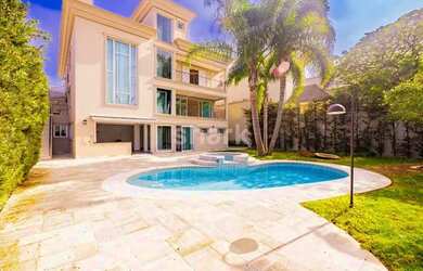 Imagem: A casa em condomínio possui 4 Dormitórios, 5 Banheiros, 4