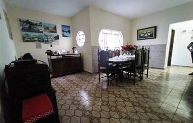 Imagem: A casa possui 4 Dormitórios, 2 Banheiros, 4 Vagas na garagem