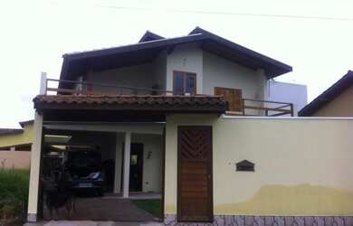 Imagem: A casa possui 4 Dormitórios, 3 Banheiros, 4 Vagas na garagem