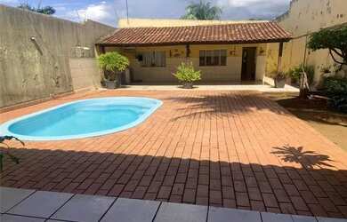 Imagem: A casa possui 3 Dormitórios, 1 Banheiro, 2 Vagas na garagem