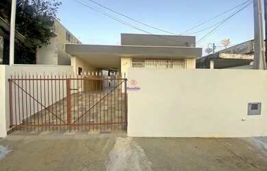 Imagem: A casa possui 2 Dormitórios, 1 Banheiro, 3 Vagas na garagem