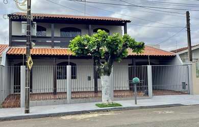 Imagem: A casa possui 3 Dormitórios, 3 Banheiros, 2 Vagas na garagem