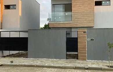 Imagem: A casa possui 3 Dormitórios, 3 Banheiros, 2 Vagas na garagem