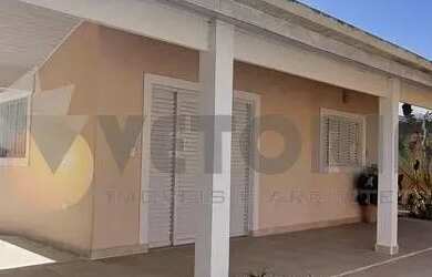 Imagem: A casa possui 4 Dormitórios, 3 Banheiros, 4 Vagas na garagem