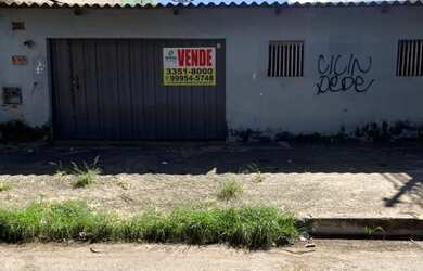 Imagem: A casa possui 3 Dormitórios, 1 Banheiro, 2 Vagas na garagem