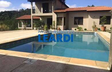 Imagem: A casa possui 3 Dormitórios, 5 Banheiros, 5 Vagas na garagem