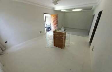 Imagem: A casa possui 3 Dormitórios, 2 Banheiros, 3 Vagas na garagem