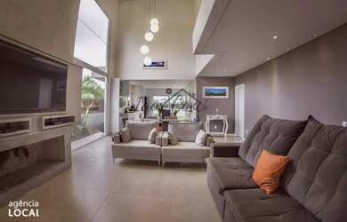 Imagem: A casa possui 3 Dormitórios, 1 Banheiro, 2 Vagas na garagem