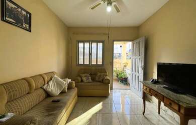 Imagem: A casa possui 3 Dormitórios, 1 Banheiro, 1 Vaga na garagem