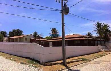 Imagem: A casa possui 4 Dormitórios, 2 Banheiros, 5 Vagas na garagem