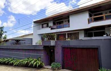 Imagem: A casa possui 4 Dormitórios, 5 Banheiros, 5 Vagas na garagem