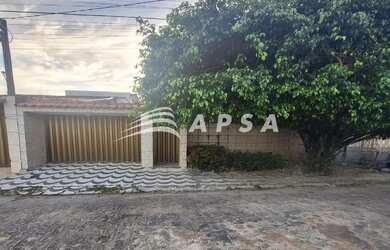 Imagem: A casa possui 3 Dormitórios, 1 Banheiro, 2 Vagas na garagem