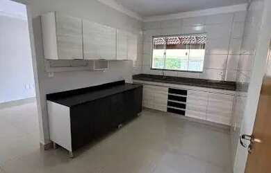 Imagem: A casa possui 3 Dormitórios, 1 Banheiro, 2 Vagas na garagem