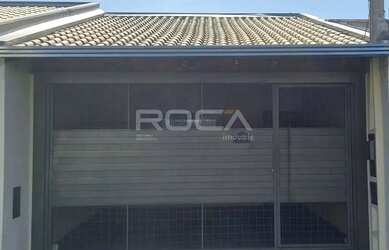 Imagem: A casa possui 2 Dormitórios, 1 Banheiro, 2 Vagas na garagem