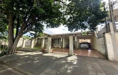 Imagem: A casa possui 4 Dormitórios, 3 Banheiros, 2 Vagas na garagem