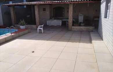 Imagem: A casa possui 3 Dormitórios, 2 Banheiros, 3 Vagas na garagem