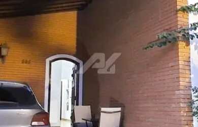 Imagem: A casa possui 3 Dormitórios, 3 Banheiros, 2 Vagas na garagem