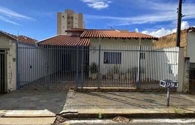 Imagem: A casa possui 2 Dormitórios, 3 Banheiros, 1 Vaga na garagem